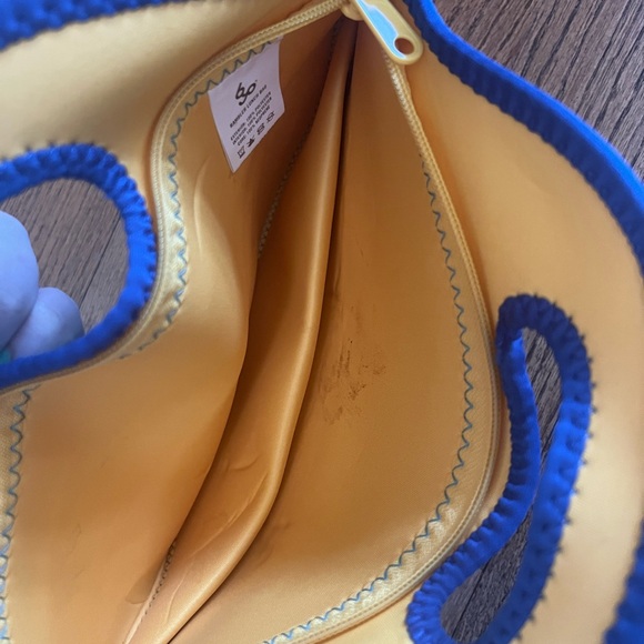 Byo lunch bag neoprene. See pics for stains and marks - not attempted cleaning - Picture 5 of 6